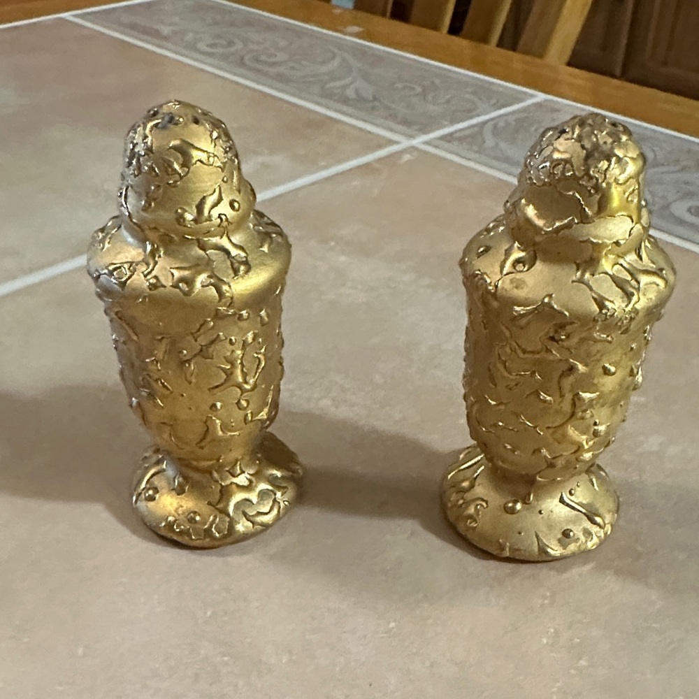VTG Elegant Gold Textured Salt and Pepper Shakers - Picture 2 of 7